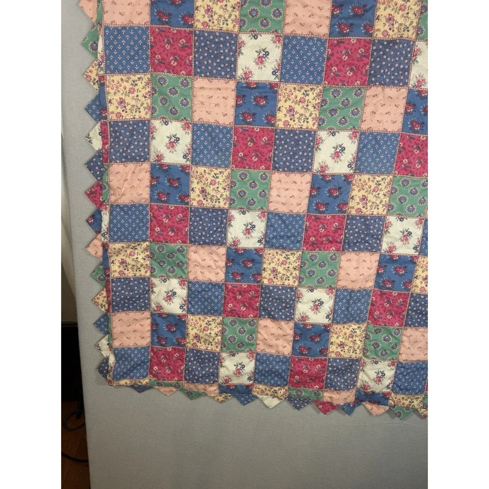 Handmade Patchwork Wall Lap Quilt Scalloped Prairie-Point Edge Cottage Granny